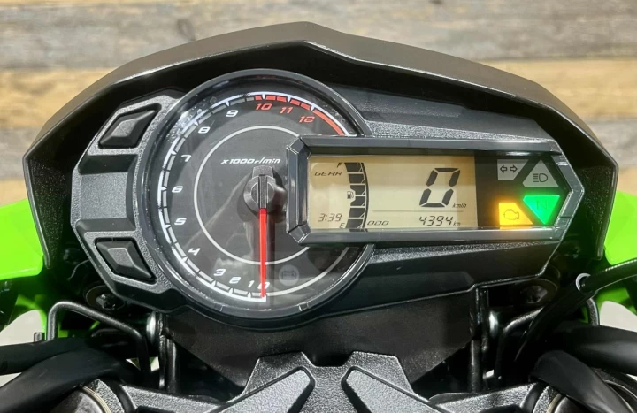 2017 KAWASAKI Z125 PRO + 4 VITESSES + SEULEMENT 4394 KM + RARE & CONDITION A1 
