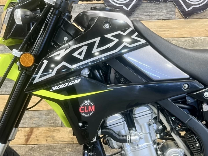 2023 KAWASAKI KLX 300 SM - SUPER MOTARD + LÉGALE SUR LA ROUTE + SEULEMENT 8 KM 