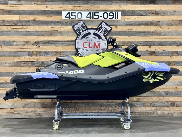 2024 BRP SEA-DOO SPARK TRIXX + IBR + VTS + PREMIUM AUDIO + SEULEMENT 12 HR + COULEUR RARE & A1 