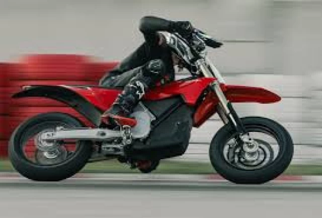 STARK FUTURE VARG SM - SUPERMOTARD + LEGALE SUR LA ROUTE + 60 HP @ 80 HP + 2 ANS DE GARANTIE + QUANTITÉ LIMITÉE  2026