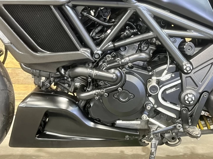2017 DUCATI DIAVEL 1198 EFI + EDITION DARK + 42259  KM + PNEU 240 mm ARRIERE NEUF 0 KM + RARE & CONDITION A1 