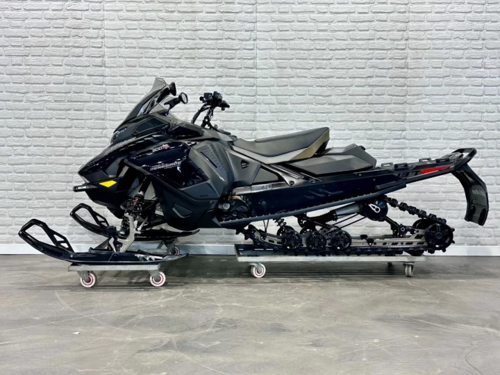 2026 BRP SKI-DOO RENEGADE ENDURO 900 ACE EFI 137'' + ECRAN 10'' + SUSPENSION A AIR + BAS KM + RARE & A1 