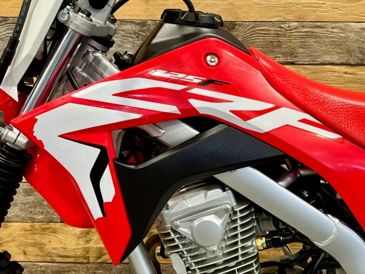 2019 HONDA CRF 125F + MODELE A GROSSE ROUES +/- 20 HR + 4 TEMPS + RARE & CONDITION A1 