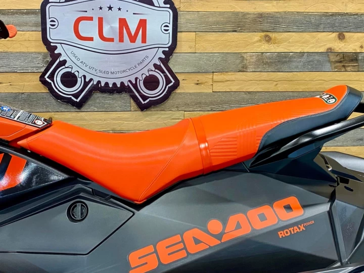 2021 BRP SEA-DOO SPARK TRIXX 3UP + IBR + VTS + AUDIO PREMIUM PORTABLE + SEULEMENT 66 HR + COFFRE AVANT 