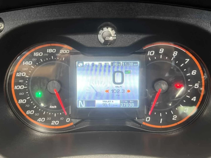 2014 BRP CAN-AM SPYDER RT LIMITED SE-6 (SEMI-AUTOMATIQUE) + ROTAX 1330 cc ACE EFI + SEULEMENT 37938 KM + GPS ZUMO + ENSEMBLE CHROME 