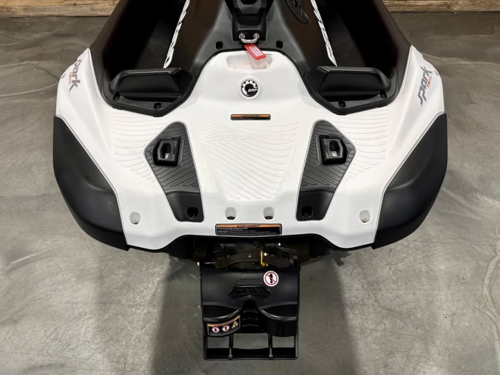 2024 BRP SEA-DOO SPARK TRIXX + IBR + VTS + PREMIUM AUDIO + MODE TRIXX + 12 HR SEULEMENT + COULEURES RARE & A1 