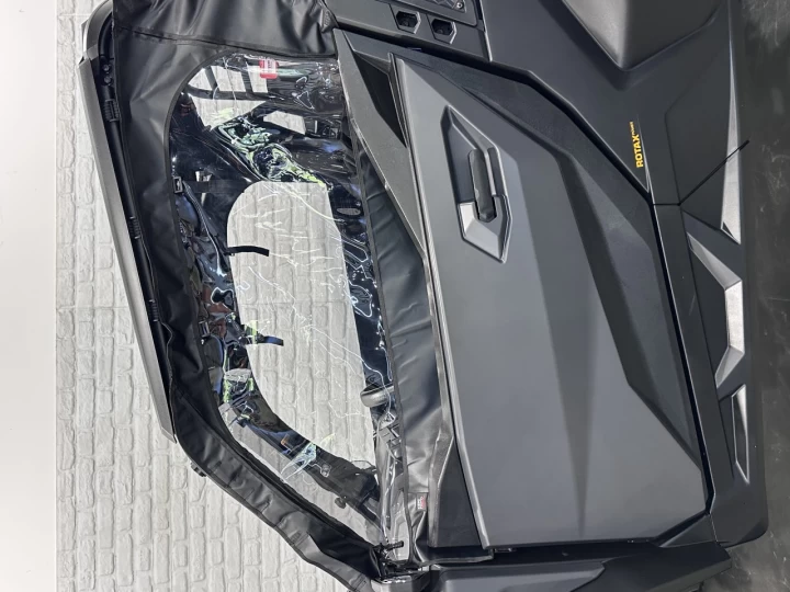 2025 BRP CAN-AM COMMANDER XT-P 1000R EFI + 4WD + DPS + FOX + CABINE + SEULEMENT 1049 KM + RARE & IMPECCABLE A1 