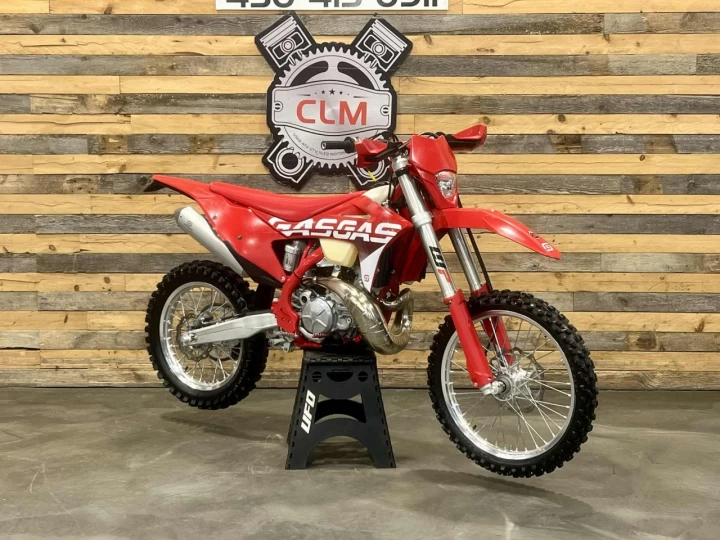 2023 GASGAS EC 300 EFI + 2 TEMPS A INJECTION D'HUILE + DEMARREUR ELECTRIQUE + SEULEMENT 20 HR + RARE & A1 