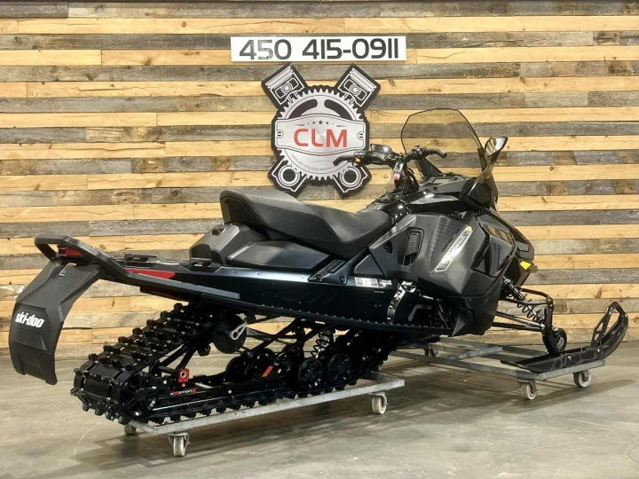 2023 BRP SKI-DOO RENEGADE ADRENALINE 900 ACE ITC 137'' + SEULEMENT 5308 KM + ROLLERSKI + CONDITION IMPECCABLE A1 