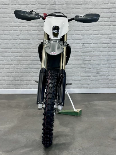 2026 STARK FUTURE VARG EX 60 HP @ 80 HP (ALPHA) 100% ELECTRIQUE MX LÉGALE SUR ROUTE + NEUF + GARANTIE 2 ANS 