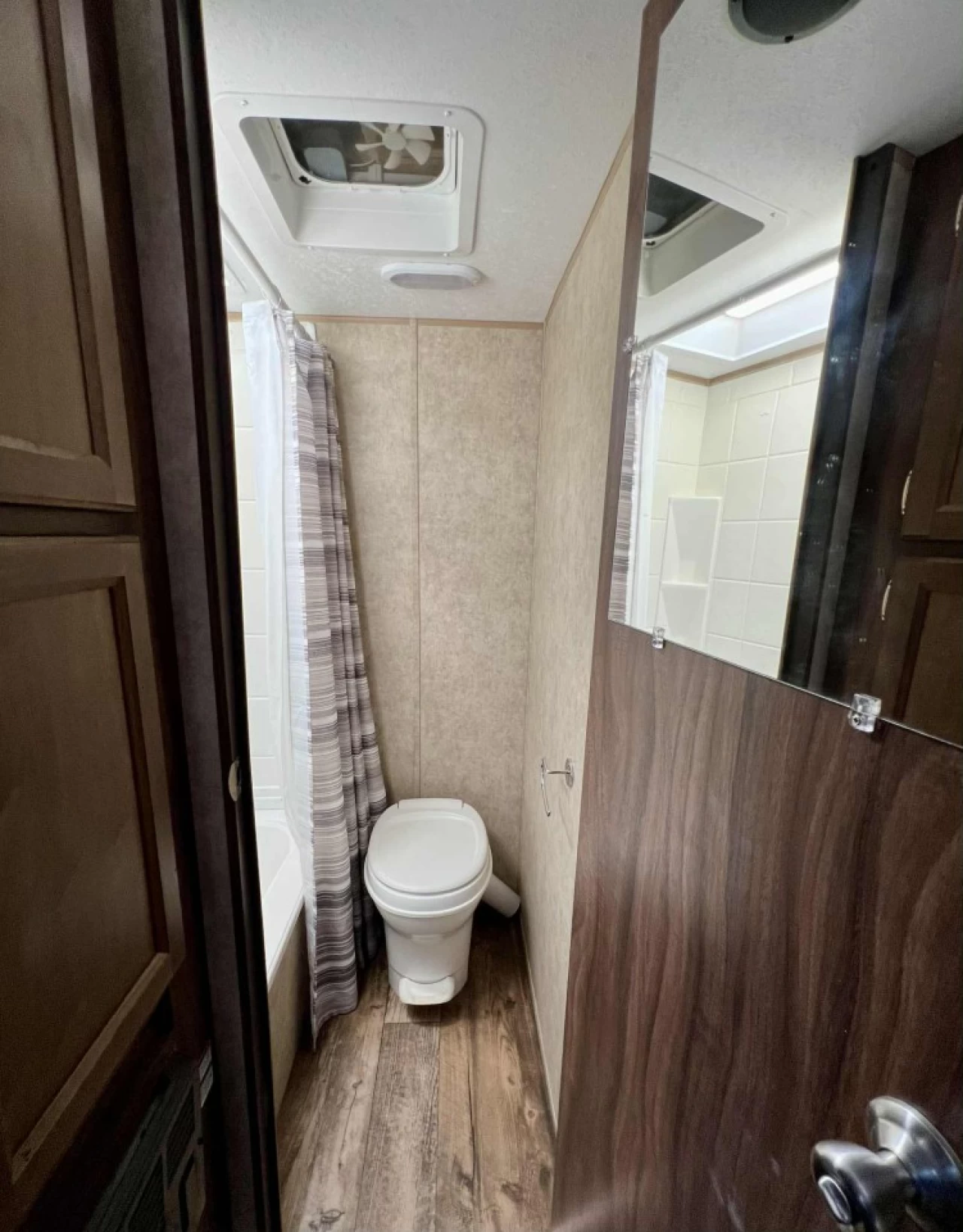 2017 FOREST RIVER COACHMAN CLIPPER 17 BH + BUNK BEDS + COUCHE 5 PERSONNE + COULEUR MODERNE + CONDITION A1  Image principale
