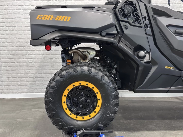 2025 BRP CAN-AM COMMANDER XT-P 1000R EFI + 4WD + DPS + FOX + CABINE + SEULEMENT 1049 KM + RARE & IMPECCABLE A1 