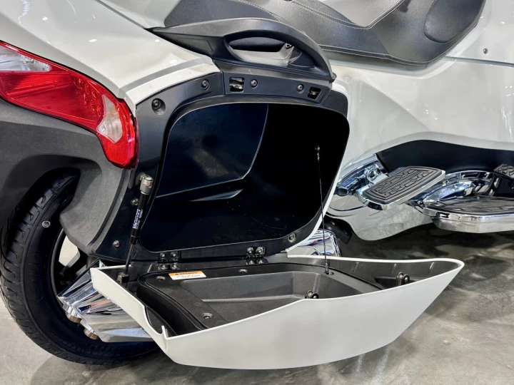 2013 BRP CAN-AM SPYDER RT LIMITED SE-5 (SEMI-AUTOMATIQUE + ENSEMBLE CHROME + DOSSIER + 43092 KM + RARE & A1 