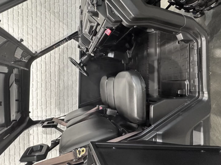 2017 BRP CAN-AM DEFENDER HD-5 EFI + 4WD + DPS + 3 PASSAGERS + SEULEMENT 4697 KM + RARE & PROPRE 