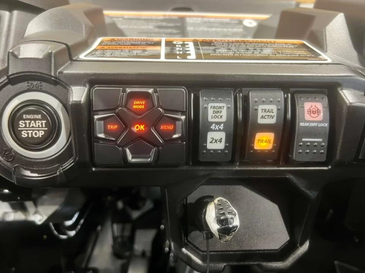 2025 BRP CAN-AM COMMANDER XT-P 1000R EFI + 4WD + DPS + FOX + CABINE + SEULEMENT 1049 KM + RARE & IMPECCABLE A1 