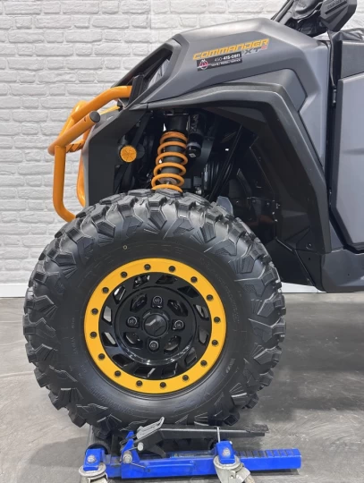2025 BRP CAN-AM COMMANDER XT-P 1000R EFI + 4WD + DPS + FOX + CABINE + SEULEMENT 1049 KM + RARE & IMPECCABLE A1 