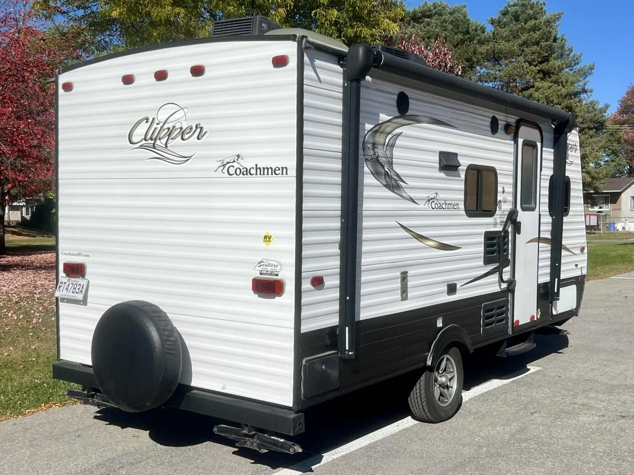 2017 FOREST RIVER COACHMAN CLIPPER 17 BH + BUNK BEDS + COUCHE 5 PERSONNE + COULEUR MODERNE + CONDITION A1  Image principale