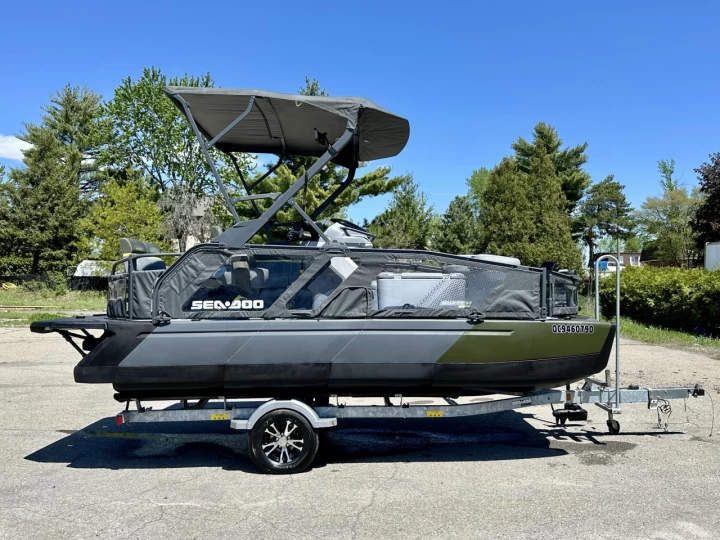 2025 BRP SEA-DOO SWITCH 18' EDITION FISH + ROTAX 230 HP + IBR + VTS + IDF + GPS + AUDIO + TOIT BIMINI + REMORQUE + RARE & A1 