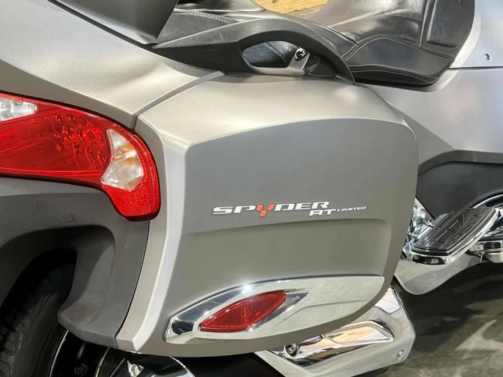 2014 BRP CAN-AM SPYDER RT LIMITED SE-6 (SEMI-AUTOMATIQUE) + ROTAX 1330 cc ACE EFI + SEULEMENT 37938 KM + GPS ZUMO + ENSEMBLE CHROME 