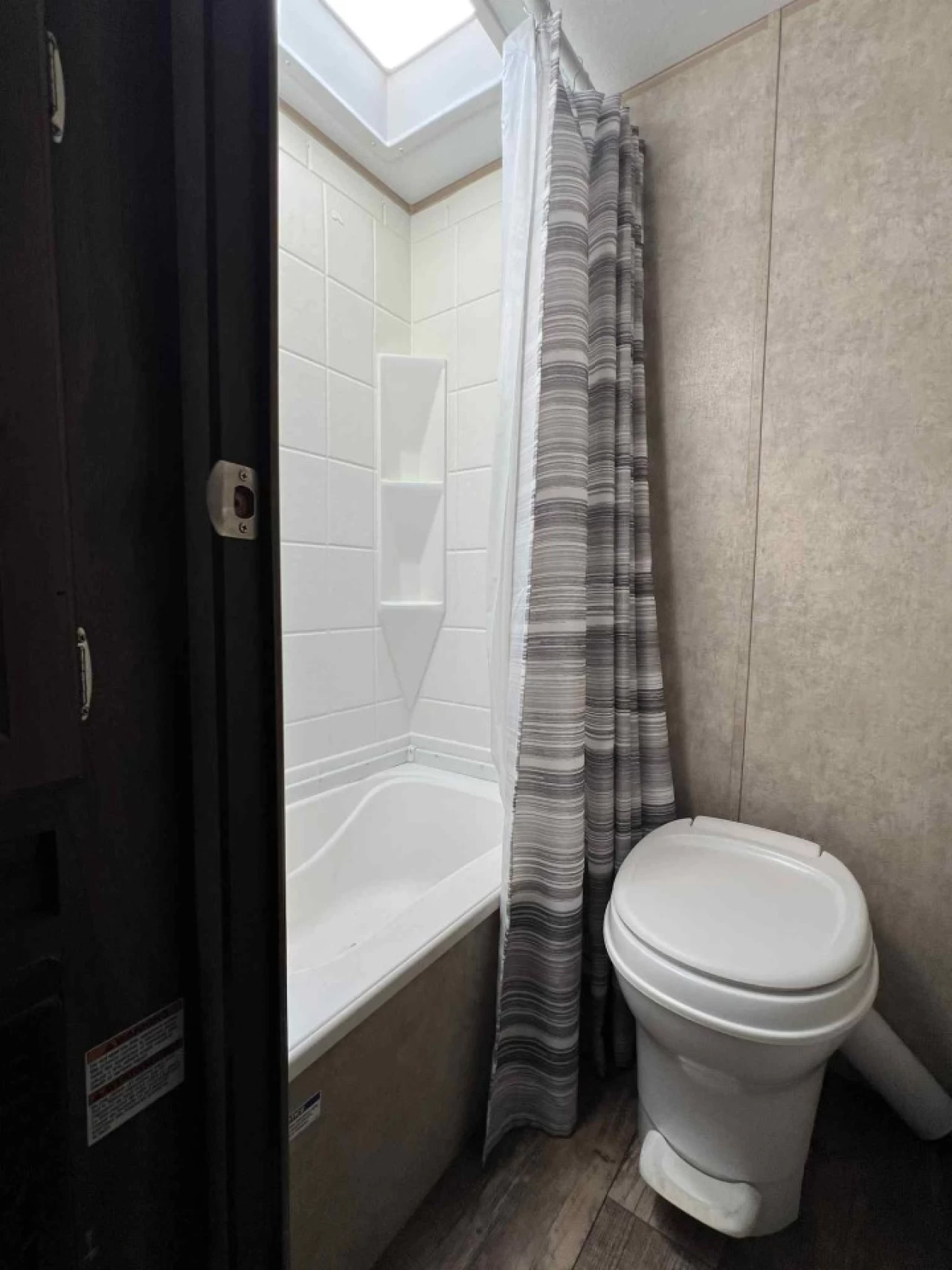 2017 FOREST RIVER COACHMAN CLIPPER 17 BH + BUNK BEDS + COUCHE 5 PERSONNE + COULEUR MODERNE + CONDITION A1  Image principale