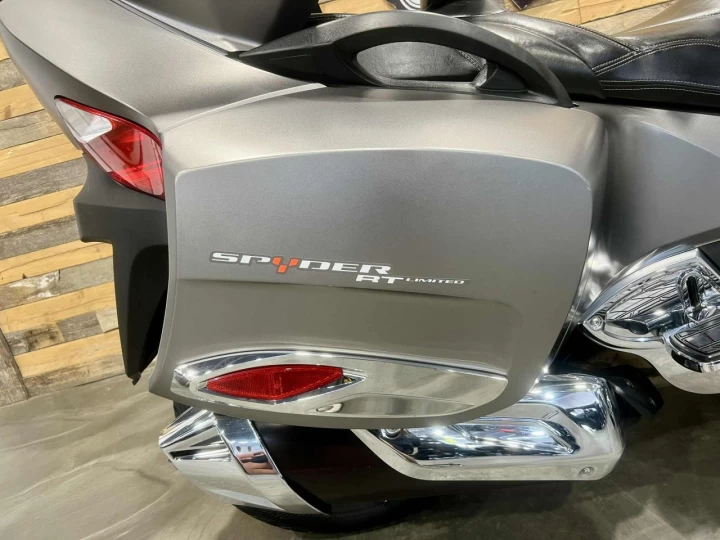 2014 BRP CAN-AM SPYDER RT LIMITED SE-6 (SEMI-AUTOMATIQUE) + ROTAX 1330 cc ACE EFI + SEULEMENT 37938 KM + GPS ZUMO + ENSEMBLE CHROME 