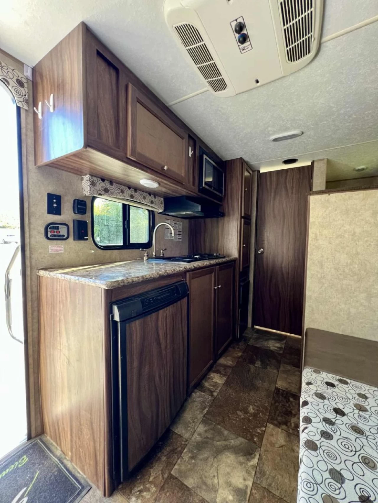 2017 FOREST RIVER COACHMAN CLIPPER 17 BH + BUNK BEDS + COUCHE 5 PERSONNE + COULEUR MODERNE + CONDITION A1  Image principale