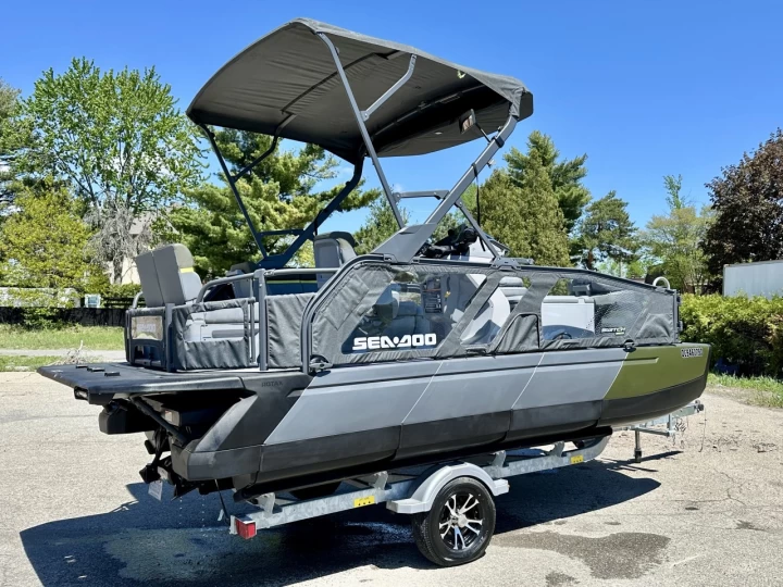 2025 BRP SEA-DOO SWITCH 18' EDITION FISH + ROTAX 230 HP + IBR + VTS + IDF + GPS + AUDIO + TOIT BIMINI + REMORQUE + RARE & A1 