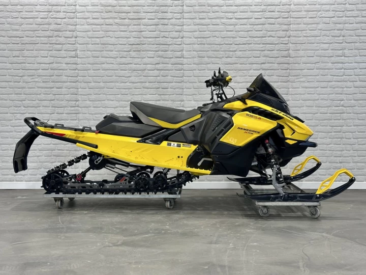 2025 BRP SKI-DOO RENEGADE X-RS 900 TURBO ''R'' 180 H.P + REV GEN5 + 10714 KM + COULEUR RARE & A1 