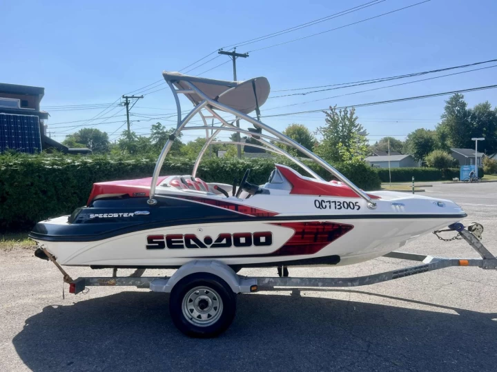 2007 BRP SEA-DOO SPEEDSTER 150 ROTAX 215 HP + TOUR + TOIT BIMINI + RADIO + REMORQUE + SEULEMENT 98 HEURES 
