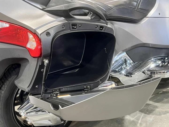 2014 BRP CAN-AM SPYDER RT LIMITED SE-6 (SEMI-AUTOMATIQUE) + ROTAX 1330 cc ACE EFI + SEULEMENT 37938 KM + GPS ZUMO + ENSEMBLE CHROME 