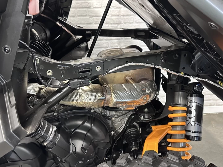 2025 BRP CAN-AM COMMANDER XT-P 1000R EFI + 4WD + DPS + FOX + CABINE + SEULEMENT 1049 KM + RARE & IMPECCABLE A1 