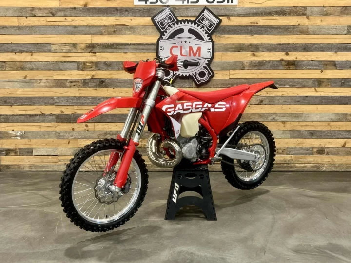 2023 GASGAS EC 300 EFI + 2 TEMPS A INJECTION D'HUILE + DEMARREUR ELECTRIQUE + SEULEMENT 20 HR + RARE & A1 