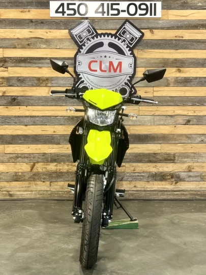 2023 KAWASAKI KLX 300 SM - SUPER MOTARD + LÉGALE SUR LA ROUTE + SEULEMENT 8 KM 