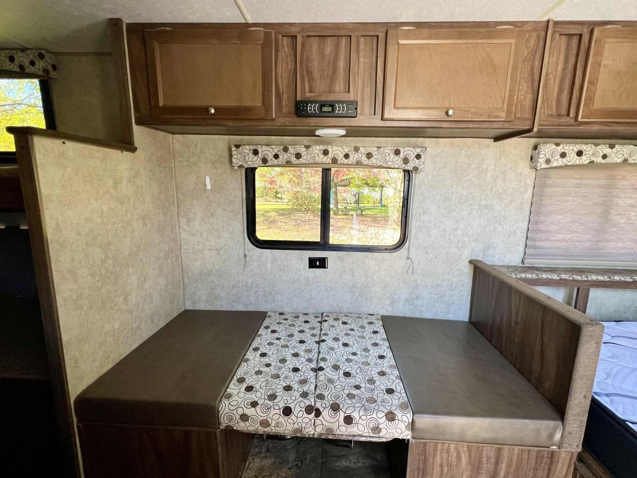 2017 FOREST RIVER COACHMAN CLIPPER 17 BH + BUNK BEDS + COUCHE 5 PERSONNE + COULEUR MODERNE + CONDITION A1  Image principale