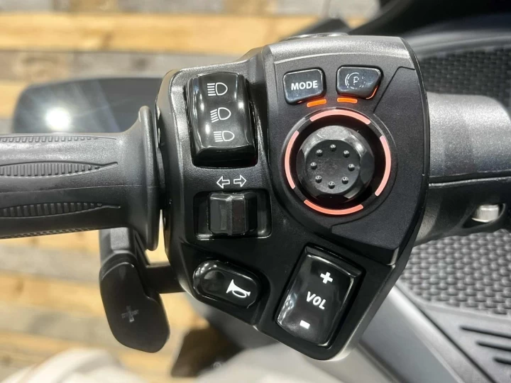 2020 BRP CAN-AM SPYDER RT SE-6 (SEMI-AUTOMATIQUE) + 56770 KM + COULEUR ET MODELE RARE + CONDITION A1 