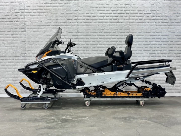2023 BRP SKI-DOO EXPEDITION S.E = SPECIAL EDITION 900 ACE TURBO EFI 130 HP WT = WIDE TRACK 154'' X 20'' + BANC PASSAGER + 7555 KM + COULEUR RARE & A1 