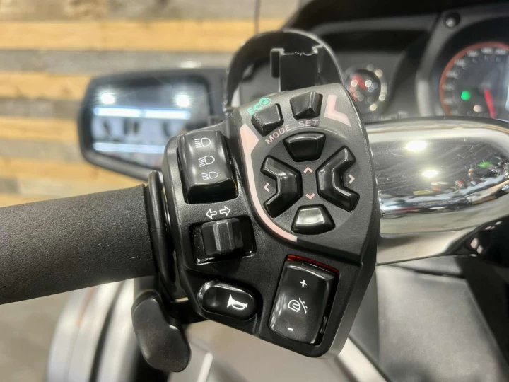 2014 BRP CAN-AM SPYDER RT LIMITED SE-6 (SEMI-AUTOMATIQUE) + ROTAX 1330 cc ACE EFI + SEULEMENT 37938 KM + GPS ZUMO + ENSEMBLE CHROME 