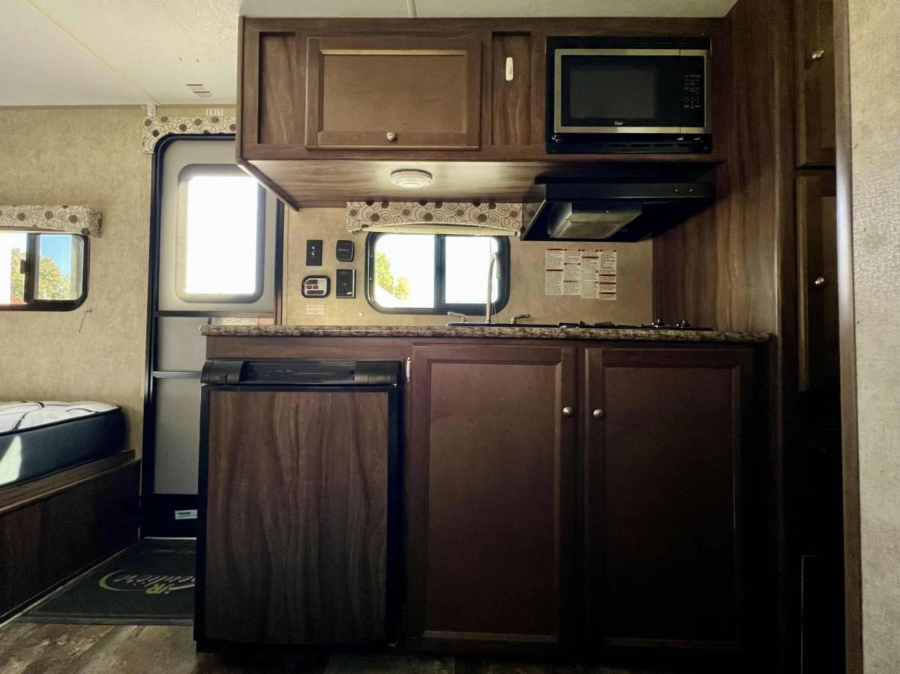 2017 FOREST RIVER COACHMAN CLIPPER 17 BH + BUNK BEDS + COUCHE 5 PERSONNE + COULEUR MODERNE + CONDITION A1  Image principale