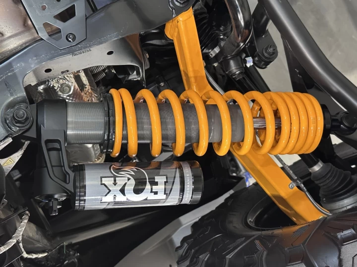 2025 BRP CAN-AM COMMANDER XT-P 1000R EFI + 4WD + DPS + FOX + CABINE + SEULEMENT 1049 KM + RARE & IMPECCABLE A1 