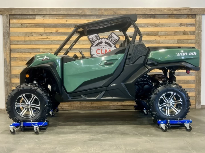 2025 BRP CAN-AM COMMANDER 700 EFI + 4X4 + DPS + MAGS & PNEUS NEUFS + SEULEMENT 2759 KM + RARE & CONDITION A1 
