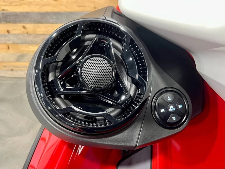 2024 BRP SEA-DOO RXP-X 325 HP + IBR + VTS + AUDIO PREMUIM + ENSEMBLE TECHNOLOGIE + SEULEMENT 4 HR + RARE & IMPECCABLE A1 