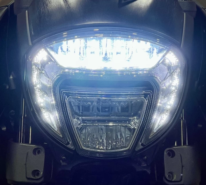 2017 DUCATI DIAVEL 1198 EFI + EDITION DARK + 42259  KM + PNEU 240 mm ARRIERE NEUF 0 KM + RARE & CONDITION A1 