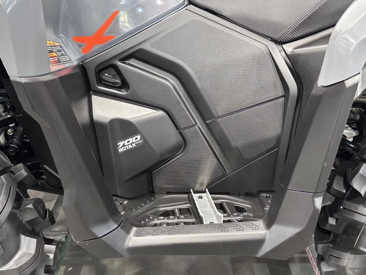 2026 BRP CAN-AM OUTLANDER X-MR 700 EFI + 4WD + DPS + SEULEMENT 815 KM + GARANTIE B.E.S.T 2030 + RARE & A1 