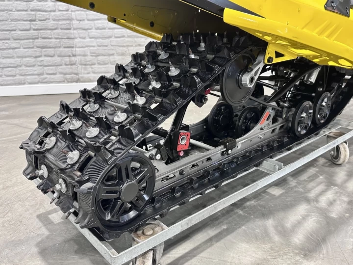 2025 BRP SKI-DOO RENEGADE X-RS 900 TURBO ''R'' 180 H.P + REV GEN5 + 10714 KM + COULEUR RARE & A1 