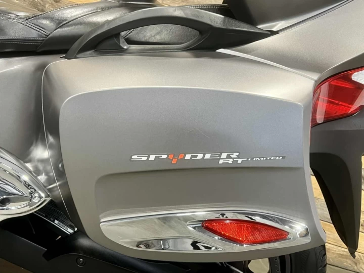 2014 BRP CAN-AM SPYDER RT LIMITED SE-6 (SEMI-AUTOMATIQUE) + ROTAX 1330 cc ACE EFI + SEULEMENT 37938 KM + GPS ZUMO + ENSEMBLE CHROME 