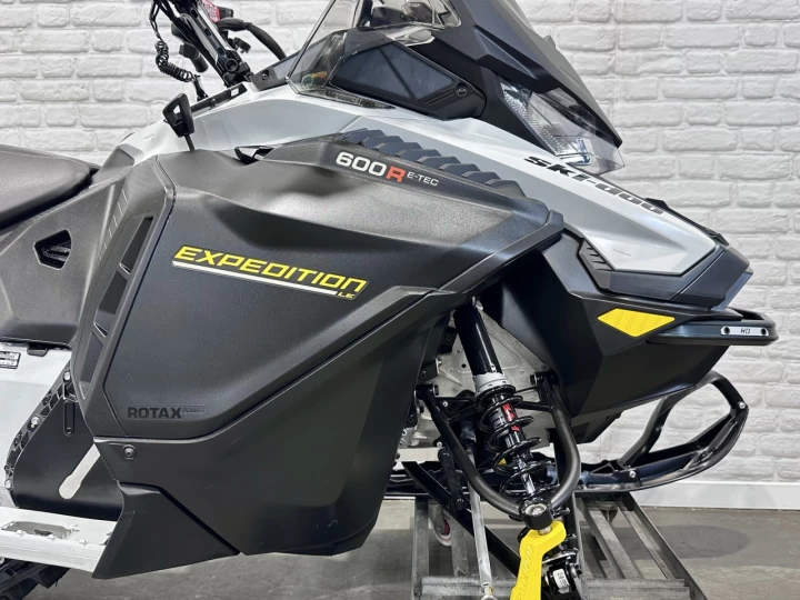2025 BRP SKI-DOO EXPEDITION L.E 600R E-TEC WT-WIDE TRACK 154'' X 20'' + 740 KM + BANC PASSAGER + RARE & A1 