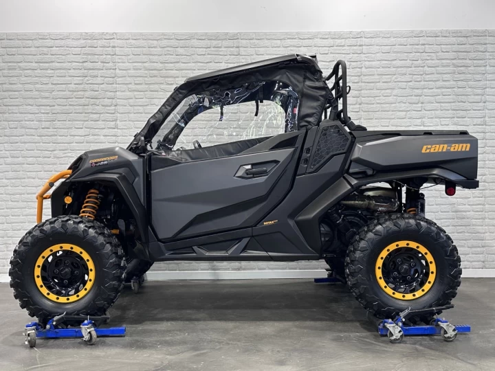 2025 BRP CAN-AM COMMANDER XT-P 1000R EFI + 4WD + DPS + FOX + CABINE + SEULEMENT 1049 KM + RARE & IMPECCABLE A1 
