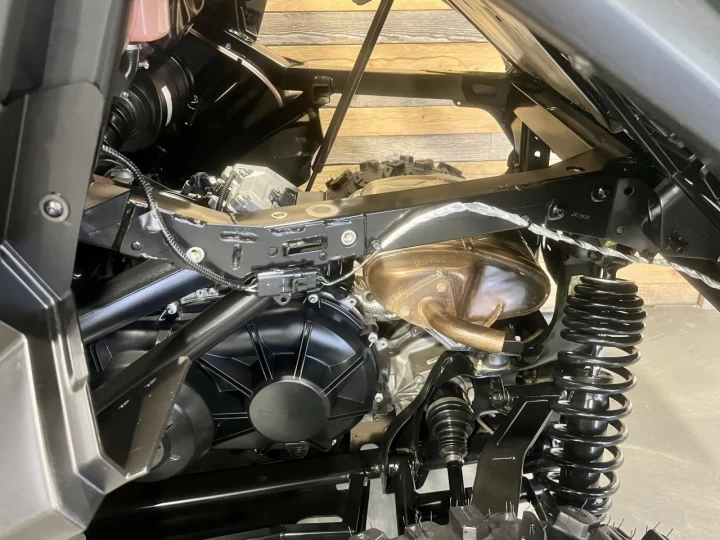 2025 BRP CAN-AM COMMANDER 700 EFI + 4X4 + DPS + MAGS & PNEUS NEUFS + SEULEMENT 2759 KM + RARE & CONDITION A1 