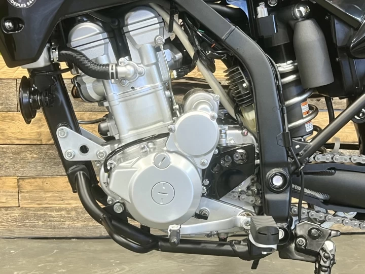 2023 KAWASAKI KLX 300 SM - SUPER MOTARD + LÉGALE SUR LA ROUTE + SEULEMENT 8 KM 