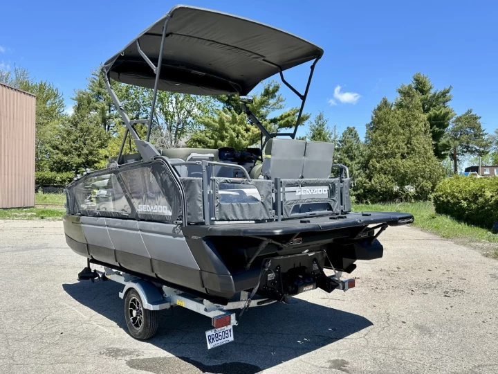 2025 BRP SEA-DOO SWITCH 18' EDITION FISH + ROTAX 230 HP + IBR + VTS + IDF + GPS + AUDIO + TOIT BIMINI + REMORQUE + RARE & A1 